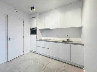 Dit verzorgde appartement ligt op een absolute toplocatie in de dorpskern van Aalter, op wandelafstand van het station, de markt, gezellige horeca en diverse winkels. Dankzij de nabijheid van de E40 heeft u bovendien een uitstekende en snelle verbinding richting Gent en de kust.<br /><br />INDELING<br /><br />Lichtrijke leefruimte<br />Volledig geïnstalleerde, moderne keuken<br />Praktische berging met aansluiting voor uw wasmachine<br />Ruime slaapkamer<br />Badkamer met douche, wastafel en spiegel<br />Afzonderlijk toilet<br />Heerlijk ruim terras<br />Private ondergrondse autostaanplaats P50<br /><br />Het appartement is volledig geschilderd en al uitgerust met alle nodige lichtarmaturen: u hoeft enkel nog te verhuizen. De verwarming wordt voorzien via een energiezuinige lucht/lucht warmtepomp. <br />Buiten geniet u van een ruim terras.<br /><br />Beschikbaarheid: Onmiddellijk vrij<br /><br />De eigendom wordt aangeboden via de Power-sale formule. Op 07/10/2026 tussen 16:30 en 18:00 kan u het appartement op afspraak komen bezichtigen en een bod uitbrengen. De vermelde prijs is een instelprijs. Voor meer info, gelieve contact op te nemen met de dossierverantwoordelijke.<br /><br />Bestuursmaatregelen in het maatregelenregister: nee