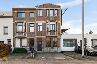 Dit appartement met 2 slaapkamers bevindt zich op een uitstekende locatie te Lier. Het appartement bevindt zich op wandelafstand van natuurgebied Plaslaar, de Lierse stadsvesten en het bruisende centrum van Lier met zijn cultuuraanbod, winkels, horeca en scholen. Tevens geniet u van een uitstekende bereikbaarheid vlakbij belangrijke invalswegen.<br /><br />We betreden het appartement via de gemeenschappelijke inkomhal. De leefruimte geniet van veel lichtinval omwille van de grote raampartijen en kan u inrichten met een gezellige zithoek en een aparte eetplaats. De open keuken is mooi geïntegreerd in het geheel en is voorzien van kwalitatieve toestellen. Achteraan het appartement bevinden zich twee slaapkamers en de badkamer met toilet, douche en lavabo. Op het zuidwest georiënteerde terras kan u steeds in alle rust en privacy genieten van het mooie weer. Tot slot beschikt dit appartement nog over parkeerplaats voorzien vooraan het gebouw, een gunstig E-peil (184), een conforme elektrische keuring en is het asbestveilig. <br /><br />Dit is een uitstekende opportuniteit als u op zoek bent naar een appartement met 2 slaapkamers nabij het centrum van Lier. Contacteer ons voor meer informatie op 0479/47.09.61 of neem een kijkje op www.boonstravastgoed.be .<br /><br />Bijzonderheden:<br />- 2 Slaapkamers<br />- EPC slechts 184<br />- Uitstekende locatie