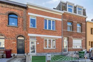 Op een aangename locatie in Schoten bevindt zich deze verrassend ruime gezinswoning, die in 2022 grondig werd gerenoveerd met aandacht voor comfort, functionaliteit en een hedendaagse afwerking.

Via de ruime inkomhal betreden we de woning. De lichtrijke woon- en leefruimte vormt samen met de open keuken het hart van het huis. Dankzij de open indeling ontstaat een aangenaam gevoel van ruimte en connectie tussen de verschillende leefzones. De keuken is volledig uitgerust van alle toestellen en sluit aan op een praktische bijkeuken met voorzieningen voor wasmachine en droogkast en bijkomende bergruimte. Een afzonderlijk gastentoilet vervolledigt het gelijkvloers.

Achteraan geniet de woning van een zonnige, zuidgerichte tuin waar het heerlijk vertoeven is!

Op het tussenverdiep bevindt zich de verzorgde badkamer, uitgerust met een inloopdouche, dubbele wastafel en een tweede toilet.

De eerste verdieping biedt plaats aan een bijzonder ruime master bedroom (ca. 21m²) met aansluitende dressing. Daarnaast bevindt zich op deze verdieping nog een tweede volwaardige slaapkamer (ca. 20m²) met een comfortabele oppervlakte.

Op de bovenste verdieping vinden we nog twee bijkomende good-sized slaapkamers (ca. 17-11m²), waardoor deze woning zich uitstekend leent voor gezinnen, thuiswerkers of wie extra hobby-, logeer- of bureauruimte wenst.

Tot slot beschikt de woning over een praktische kelder, ideaal als extra bergruimte.

Met vier volwaardige slaapkamers, een aangename tuin en een doordachte indeling vormt deze woning een interessante opportuniteit voor wie op zoek is naar een instapklare gezinswoning op een gunstige locatie in Schoten.