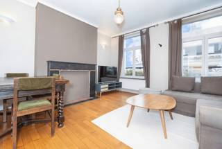 Entre l’énergie du piétonnier de la Chaussée d’Ixelles et l’ambiance ultra recherchée de la Place Saint-Boniface, découvrez un appartement qui a tout compris à l’art de vivre ixellois.<br /><br />Installé au 4ᵉ étage d’un élégant immeuble de style éclectique, ce bel appartement lumineux de ±81 m² combine charme de l’ancien et confort actuel. Dès l’entrée, l’atmosphère chaleureuse opère : séjour agréable sur plancher, baigné de lumière, ouvert sur une cuisine super équipée pensée pour le quotidien comme pour recevoir.<br /><br />Côté nuit, une grande chambre à l’arrière garantit calme et intimité, loin de l’animation du quartier. La salle de bains, confortable et fonctionnelle, complète harmonieusement l’ensemble.<br /><br />Atouts supplémentaires : grande cave, électricité conforme, chaudière individuelle au gaz — un bien sans mauvaises surprises.<br /><br />Actuellement loué 900 €/mois (bail 9 ans en cours depuis avril 2021), il représente aussi une opportunité d’investissement solide dans l’un des quartiers les plus vivants et prisés de Bruxelles - Possibilité occup. personnelle moyennant renon 6 mois à donner au locataire à l'acte. Charges : ± 30€/mois. PEB G.<br /><br />Un appartement de caractère, une localisation exceptionnelle, un vrai coup de cœur ! Cachet bruxellois &amp; adresse coup de cœur ! <br />
<p><u>4<sup>e</sup> étage</u> : Appt "A4" (Quotités : 136/100èmes)</p>
<ul>
<li>Hall d’entrée avec vestiaire</li>
<li>Toilettes</li>
<li>Living de ±20m² sur plancher</li>
<li>Cuisine super équipée de ±8m²</li>
<li>Chambre arrière de ±20m²</li>
<li>Salle de bains (baignoire, 2 lavabos, coin lave-linge et chaufferie)</li>
</ul>
<p><u>Sous-sol</u> : Cave C4</p>