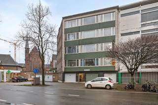 <p><span>Ben je op zoek naar een appartement om zelf in te wonen of als investering? Dit mooie appartement op de 1ste verdieping in Borgerhout biedt alles wat je nodig hebt! Het appartement ligt op wandelafstand van winkels, openbaar vervoer en gezellige horecazaken. Perfecte verbinding naar het centrum van Antwerpen.</span></p><p><span> </span></p><p><span>Indeling:</span></p><p><span>Ruime living: veel lichtinval en een aangename leefruimte</span></p><p><span>Aparte keuken: tijdloos design en voldoende opbergruimte</span></p><p><span>2 ruime slaapkamers: ideaal voor gezin of als bureau/gastenkamer</span></p><p><span>Badkamer met douchecabine, lavabo en toilet</span></p><p><span>Kelder inbegrepen: extra berguimte</span></p><p><span> </span></p><p><span>Bijzonderheden:</span></p><p><span>EPC  Energielabel B - 188 kwh/(m² jaar)</span></p><p><span>Geen renovatievplicht.</span></p><p><span>De elektriciteit is conform</span></p><p><span>CV is collectief op gas</span></p><p><span>Het appartement is asbestveilig</span></p><p><span>De ramen hebben een aluminium kader en zijn deels enkel en dubbel glas</span></p><p><span>Vaste kosten:  300/maand (inbegrepen: voorschot CV , water, minuterie gang, syndicus, blokpolis, lift)</span></p><p><span>P-score: C</span></p><p><span>G-score: C</span></p><p><span> </span></p>