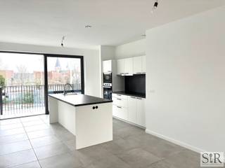 Dit stijlvol nieuwbouw appartement is gelegen op een boogscheut van het centrum van Mechelen in een opkomende wijk aan "Den Ouwen Dok". De ramen...