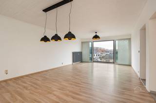 <p><span>Instapklaar en lichtrijk appartement met 3 slaapkamers en 2 terrassen in Londerzeel.</span></p><p><span> </span></p><p><span>In de </span><span>Polderstraat 62 bus 6 te Londerzeel</span><span> vinden we dit </span><span>ruime en instapklare appartement van maar liefst 111 m²</span><span>, ideaal voor wie comfortabel en zorgeloos wil wonen.</span></p><p><span>Dankzij de grote raampartijen geniet het appartement van </span><span>een overvloed aan natuurlijk licht</span><span>, wat zorgt voor een aangename en open woonbeleving. De leefruimte sluit mooi aan op één van de </span><span>twee terrassen</span><span>, waar het heerlijk vertoeven is.</span></p><p><span>Het appartement beschikt over </span><span>drie slaapkamers</span><span>, waarvan </span><span>twee volwaardige, ruime slaapkamers</span><span> en een derde kamer die perfect kan dienen als </span><span>kinderkamer, bureau of hobbyruimte</span><span>. Hierdoor is dit appartement zowel geschikt voor gezinnen als voor koppels of thuiswerkers.</span></p><p><span>Verder is het appartement </span><span>volledig instapklaar</span><span> en voorzien van een </span><span>ondergrondse, overdekte autostaanplaats</span><span>, wat zorgt voor extra comfort en veiligheid.</span></p><p><span> </span></p><p><span>Troeven op een rij:</span></p><ul><li><span>Ruime bewoonbare oppervlakte van </span><span>111 m²</span></li><li><span>2 terrassen</span></li><li><span>Veel lichtinval</span></li><li><span>3 slaapkamers</span><span> (2 dubbelbedwaardige + 1 bureau/kinderkamer)</span></li><li><span>Ondergrondse autostaanplaats </span><span>verplicht bij aan te kopen aan € 20.000</span></li><li><span>Instapklaar</span></li></ul><p><span> </span></p><p><span>Gemeenschappelijke kosten: <br /></span><span>300€ per maand (Privatief voorschot water & verwarming, reservekapitaal sparen (+/- € 50 per maand), blokpolis, ...)<br /><br /></span></p><p><span>Een ideaal appartement voor wie ruimte, licht en comfort weet te appreciëren, gelegen in een aangename omgeving in Londerzeel.</span></p><p><span> </span></p><p><span> </span></p><p><span>Vrijblijvend advies en gratis schatting van uw eigendom? </span></p><p><span>Aarzel niet om ons te contacteren. </span></p><p><span> </span></p><p><span> </span></p><p><span> </span></p>