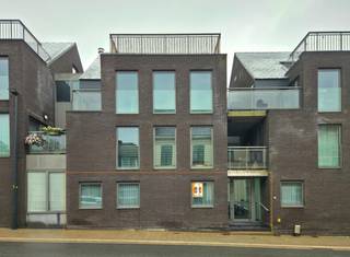 Ontdek dit charmante gelijkvloers appartement dat het comfort van een moderne woonruimte combineert met het genot van een privéterras, een...