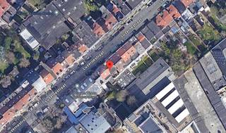1030 SCHAERBEEK (Rue de la Luzerne 19 - 21) Situé à l'entrée de Bruxelles, à un jet de pierre de l'E40, de Meiser, et de toutes les commodités, TREVI vous présente un beau complexe immobilier se développant comme suit: <br />RDC: atelier et magasin pour une superficie brute de ± 900 m²<br />Aux étages: deux unités résidentielles de ± 430 m² reparti en 3 niveaux.<br />L'appartement du n°21 sera disponible 4 mois après la passassions de l'acte authentique. <br />PEB: G (559kg/m²/an et 112 co/kg/an)<br />Projet idéal pour un développement immobilier. Plus d'information ou visite avec Louis Meert 0477 57 98 87 ou LMEERT@TREVI.BE