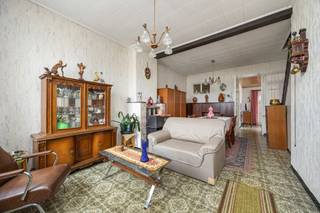 GELIJKVLOERSLeefruimte 26,5 m² op linoleum met mazoutkachel. Eetkamer 17,5 m² op linoleum. Keuken 6,5 m² op linoleum met enkele spoelbak.Eerste...