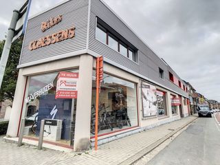 Goed gelegen commerciële ruimte gesitueerd op de gelijkvloerse verdieping.Het handelspand heeft een oppervlakte van 550 m² en bestaat uit een...