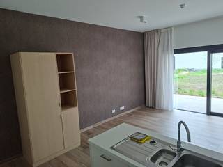 Deze instapklare zuinige en lichtrijke assistentiewoning in residentie parkrand bevat 1 grote slaapkamer en 1 kleine kamer ( dressing/bureau) 2 inbouw slaapkamerkasten , 1 inbouw vestiairekast in de living, Gordijnen en overgordijnen en verlichting opbouw ledspots. De flat ligt midden in de stad en dicht bij grootwarenhuizen ( okay city en Delhaize), winkels, bibliotheek , dokters en Kine praktijk en op wandelafstand van het station. Er is mogelijkheid om een garage te huren in het gebouw of rechtover het gebouw. De flat is ook uitgerust met een noodoproepsysteem. Indeling : leefruimte met volledig ingerichte keuken met bijhorende berging voor aansluiting van wasmachine en droogkast en eventueel extra frigo , aansluiting voor internet en telefonie van Telenet of Proximus, of andere door u te bepalen. Badkamer met inloopdouche en wastafel en toilet, terras met zicht op binnentuin. Overal zijn er ook elektrische zonnescreens voorzien. In de prijs zit ook een fietsstalling en een berging in de kelder/garage. In het gebouw is een polyvalente ontmoetingsruimte/ cafetaria en pedicure voorzien. In de zorgprijs van 9,56€ per dag zit het bezoek van de woonassistent die instaat voor de administratieve, technische, sociale ondersteuning . Ook in de zorgprijs in begrepen kan je vrij gebruik maken van de fitness- sportruimte , gemeenschappelijke ontspanningsruimte, crisiszorg, onderhoud gemeenschappelijke delen, overbruggingszorg en brandverzekering van de flat. Extra services kunnen geregeld worden door de woonassistent o.a. poetsdienst, strijkdienst, boodschappendienst en warme maaltijden aan huis.<br />Wil je de flat verhuren dan ontvang je als eigenaar 36,31€ per dag wat overeenkomt met een gemiddeld rendement van 3,4%. Wens je de serviceflat zelf als eigenaar te bewonen en heb je geen eigendommen dan zijn de notariskosten maar 2% . Als investeerder voor verhuur betaal je 12% notariskosten. Belangrijk is ook dat je bij deze erkende serviceflat geen jaarlijks kadaster betaald.