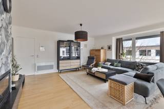 Op de tweede verdieping van een verzorgd en kleinschalig gebouw zonder lift in Brasschaat-Mariaburg bevindt zich dit instapklare en bijzonder lichtrijke appartement. Van zodra je binnenkomt, beleef je meteen het overvloedige natuurlijke licht en de aangename sfeer die doorheen de volledige woonruimte voelbaar is. Ondanks de ligging nabij de steenweg, ervaar je binnen in het appartement een opvallende rust, ver weg van de levendige steenweg.<br />Via de inkomhal met gastentoilet en handenwasser betreed je de ruime leefruimte van maar liefst 45 m². Hier is er meer dan voldoende plaats voor een gezellige zithoek en een volwaardige eetruimte. Aansluitend bevindt zich de praktische keuken, uitgerust met een elektrische kookplaat, oven, koelkast, vaatwasser en tal van opbergmogelijkheden. De nachthal leidt naar drie volwaardige slaapkamers (van 10m² tot 18m²), waarvan de grootste slaapkamer voorzien is van een dressing. De badkamer is functioneel ingericht met een ligbad met douchescherm, een dubbel lavabomeubel en een toilet. Daarnaast is er een aparte technische berging voorzien van aansluitingen voor wasmachine en droogkast. <br />Extra troeven zijn onder meer een energie-efficiënte infraroodverwarming, automatische zonnescreens, een private kelder en het dak dat in 2019 werd vernieuwd en geïsoleerd. Dit appartement combineert ruimte, comfort en een uitstekende ligging nabij winkels, openbaar vervoer en belangrijke invalswegen, en vormt daardoor een ideale opportuniteit voor zowel eigen bewoning als investering.