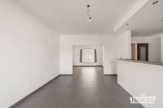 Op zoek naar een instapklare woning op een centrale locatie in Sint-Kruis? Deze charmante woning langs de Moerkerkse Steenweg combineert een uitstekende bereikbaarheid met hedendaags wooncomfort.<br /><br />De woning werd gerenoveerd in 2014 en beschikt over een EPC-label C en conforme elektriciteit. De centrale ligging zorgt voor een vlotte verbinding met Brugge en de nabijheid van winkels, scholen en andere voorzieningen.<br /><br />Op het gelijkvloers vindt u een gezellige leefruimte met eetplaats, een praktische keuken, gastentoilet, kelder en toegang tot de aangename tuin. De garage achteraan is een bijzonder mooie troef op deze locatie.<br /><br />De eerste verdieping omvat twee ruime slaapkamers en een badkamer met inloopdouche. Op de tweede verdieping bevindt zich een derde slaapkamer en een technische ruimte die ook als bergruimte kan worden gebruikt.<br /><br />Een comfortabele, instapklare woning met drie slaapkamers, tuin en garage, gelegen op een gegeerde locatie in Sint-Kruis. De woning wordt aangeboden met een vanafprijs, waarbij elk voorstel vanaf deze prijs wordt voorgelegd aan de eigenaars.<br /><br />Interesse? Plan nog vandaag uw bezoek met Demetrio via demetrio@immofrancois.be of 0474 90 37 80.<br /><br />