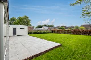 <strong>Volledig gerenoveerde ruime gezinswoning met 6 slaapkamers en 4 badkamers, tuin en garage. Zeer gunstige en rustige ligging in een doodlopende straat in het grensdorp Meerle. Opritten snelwegen Breda-Antwerpen-Eindhoven-Rotterdam op 5 km.<br />INDELING :<br />Gelijkvloers :<br />Inkomhal : </strong>14,00 m² : trap naar de verdieping, gastentoilet.<br /><strong>Woonkamer : </strong>36,70 m² : tegelvloer<br /><strong>Eethoek :</strong> 17,50 m² : met toegang tot het terras en de tuin<br /><strong>Keuken :</strong> 40,00 m²<br /><strong>Slaapkamer 1 : </strong>15,00 m²<br /><strong>Slaapkamer 2 : </strong>11,00 m²<br /><strong>Badkamer :</strong> met inloopdouche, wastafel.<br /><strong>Garage : </strong>25,00 m²<br /><strong>Verdieping<br /></strong><strong>Nachthal met </strong><strong>Toilet<br />Slaapkamer 3 : </strong>met <strong>badkamer 2 : </strong>met inloopdouche en wastafel.<br /><strong>Slaapkamer 4 </strong><br /><strong>Slaapkamer 5 : </strong>met <strong>badkamer 3 : </strong>met inloopdouche en wastafel.<br /><strong>Slaapkamer 6 : </strong>met <strong>badkamer 4 </strong><strong>:</strong> met dubbele wastafel, ligbad en inloopdouche.<strong><br /></strong>