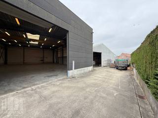 Functioneel bedrijfsgebouw te koop op een uitstekende <strong>zichtlocatie </strong>langs de <strong>N44</strong>. De site is zeer goed bereikbaar, vlak aan de N44 met een vlotte verbinding richting de E40 & de E34. Hierdoor is er een vlotte ontsluiting richting Gent, Antwerpen, Brussel en de kust. <br /><br />De magazijnruimte heeft een oppervlakte van 1.300 m² op een perceel van 2.170 m² en beschikt over een 5,5 meter vrije hoogte. De ruimte is toegankelijk via een afzonderlijke toegangsdeur en <strong>5 sectionale poorten</strong>. De loods is opgedeeld en uitgerust met lichtstraten en rookluik, een polybetonvloer en heteluchtblazers op gas. Tevens is de site voorzien van <strong>buitenverharding </strong>met voldoende parkeer- en manoeuvreerruimte.<br /><br />Heeft u interesse of wenst u graag meer details over dit aanbod? Neem contact op met <strong>Giel PANORAMA B2B</strong> voor meer info, plannen of een vrijblijvend plaatsbezoek via <strong>0477 02 09 02</strong>.