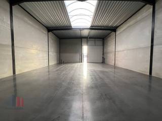 Gloednieuwe KMO-unit met een oppervlakte van <strong>218 m² </strong>te koop. Fantastisch gelegen op amper 2 km van de R4 met een vlotte verbinding naar de Brugsevaart <strong>(N9), de E40 en de A11/E34</strong>. <br /><br />De casco opslagruimte met een vrije hoogte van 6 m is toegankelijk via een automatische sectionale poort met afzonderlijke toegangsdeur. Verder is de geïsoleerde loods voorzien van een lichtstraat en polybetonvloer. De loods maakt deel uit van het gloednieuwe project <strong>"VIEF"</strong> in het noorden van Gent (nabij Lovendegem) waarvan er momenteel nog slechts 3 loodsen beschikbaar zijn. <strong>Ruime parkeer- en manoeuvreerruimte </strong>op de verharde site. Onmiddellijk beschikbaar! Tevens een zeer interessante investering om te verhuren.<br /><br />Contacteer <strong>PANORAMA</strong> <strong>B2B </strong>voor bijkomende (technische) inlichtingen, plannen of een vrijblijvend plaatsbezoek <strong>0477 02 09 02</strong>.