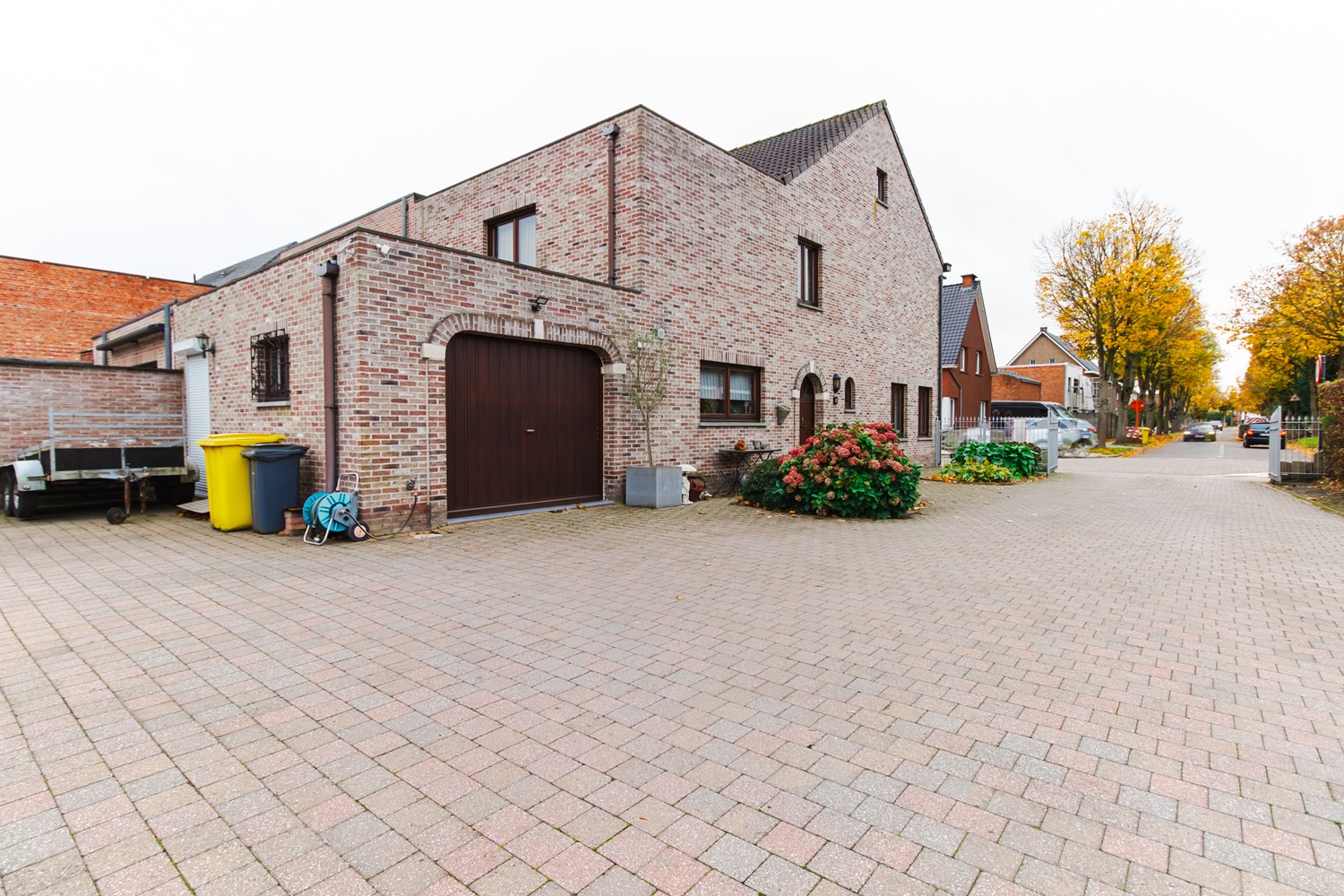 Ruime woning met grote garage / magazijn ! - foto 1