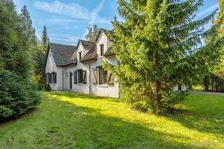 Te koop: Ruime gezinswoning met uitbreidingspotentieel te Zoersel!Gelegen op een prachtig perceel van maar liefst 1.842 m², biedt deze woning een aangename combinatie van comfortabel wonen, privacy en uitbreidingsmogelijkheden. Hier geniet u dagelijks van een serene woonomgeving, terwijl winkels, scholen en belangrijke invalswegen vlot bereikbaar blijven.Kenmerken:Gezellige woning met comfortabele ruimtesGelijkvloers: living, keuken, 2 slaapkamers, 1 badkamer, toilet, ruime berging, wasplaats en verandaDe eerste verdieping biedt de mogelijkheid om eenvoudig twee extra slaapkamers en een badkamer te creëren. Alle nodige leidingen zijn reeds voorzien, waardoor enkel de verdere afwerking nog dient te gebeuren.Afzonderlijke garage met veel opbergruimteOppervlakte: 1842 m²Bewoonbare oppervlakte: 223 m²Locatie: Epicialaan 5, 2980 ZoerselBIJZONDERHEDEN: Elektriciteit conform - Perceelscore A &amp; Gebouwscore A - Oppervlaktematen zijn indicatief volgens epc. Droomt u van een ruime woning op een prachtige locatie waar u nog volledig uw eigen stempel op kunt drukken? Dan is dit uw kans.Mis deze kans niet!Contacteer ons vandaag nog en ontvang als eerste informatie over deze prachtige woning.