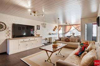 <p>We treffen dit ruime en mooie appartement (drie slaapkamers) op de gelijkvloerse verdieping van een correct onderhouden gebouw uit 1991. Het appartement beschikt over een eigen inkom vanaf de straat. Delhaize, Lidl, scholen en het park van Boom bevinden zich op wandelafstand. Indeling: Ruime woonkamer, eetkamer, volledig uitgeruste keuken met aansluitend een eerste berging met aansluitingen voor was- en droogautomaat. Op de nachthal een héél mooie badkamer met inloopdouche en dubbele lavabo, apart toilet, tweede berging (dressing), ingemaakte kasten. Er zijn drie royale slaapkamers aan de achterzijde.</p>
<p>Plannen en documentatie te vinden op www.reds.be. Voor meer informatie of een bezichtiging, neem gerust contact op met Daniël via mail (daniel@reds.be) of telefoon (0475.25.30.64).</p>