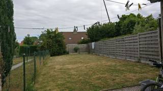 Deze woning is gelegen in het hartje van Moorslede, vlakbij de gezellige markt en talrijke winkels.<br />De woning heeft momenteel 3 slaapkamers en mogelijkheid tot 4de slaapkamer op de zolder. <br /><br />De indeling van de woning is als volgt:<br /><br />Op het gelijkvloers:<br />- Inkomhal met gastentoilet,<br />- Lichtrijke living,<br />- Geïnstalleerde keuken,<br />- Badkamer<br />- Berging,<br />- Terras en grote tuin.<br /><br />Op de verdieping:<br />- 3 ruime slaapkamers<br /><br />Zolder via vaste trap<br />Kelder<br /><br /><br /><br />Plan snel uw bezoek in via www.albert.immo of bel naar Angelique op 0484/74 25 68.