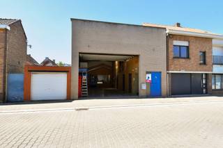 Ruime loods met kantoorruimte (249 m²) te koop in Maldegem<br />Deze multifunctionele loods met kantoorruimte is ideaal geschikt voor opslag of lichte bedrijfsactiviteiten. Het pand is praktisch ingericht en beschikt over een automatische sectionaalpoort en een aparte inkomdeur voor vlotte toegang.<br />De vloer is afgewerkt in duurzaam polybeton, wat zorgt voor een onderhoudsvriendelijke en slijtvaste ondergrond.<br /><br />Kenmerken:<br />- Totale oppervlakte: 249 m²<br />- Automatische sectionaalpoort<br />- Polybeton vloer<br />- Geschikt als magazijn of opslagruimte<br /><br />Mogelijkheid tot gezamenlijke aankoop met kantoorruimte + duplex gelegen in Staatsbaan 83 te Adegem.<br /><br />RICHTPRIJS 275.000 EUR: Elk bod wordt voorgelegd aan de eigenaars, die al dan niet kunnen ingaan op dit aanbod.<br /><br />Interesse? Neem gerust contact met ons op voor meer informatie of om een bezoek in te plannen:<br /> info@perspectiefvastgoed.be of 050 550 750