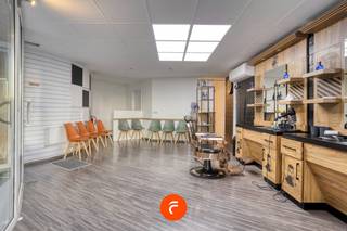 Handelspand in het volle centrum van Lauwe op de hoek van de Menenstraat met Lauweplaats. Momenteel zeer correct verhuurd aan een goed draaiende Barbier. Het pand geniet een goede visibiliteit met een grote raampartij langs de straat. Achter de ingerichte handelsruimte is nog een apart toilet en een berging/kitchenette. Momenteel verhuurd aan 530 €/maand + doorrekening O.V. Vraagprijs: 80.000 €