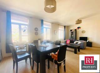 Excelle situation: entre Flagey &amp; Luxembourg, nous vous présentons ce magnifique appartement d'environ 94m² selon PEB, sis au 2ème étage d'un immeuble récent, en intérieur d'ilot où calme &amp; sérénité sont au rendez-vous. Il comprend un large hall d'entrée, un agréable living (parquet ) , une cuisine américaine hyper équipée (lave-vaisselle et machine à laver neufs),  2 chambres dont une avec accès à un petit balcon, une salle de bains &amp; un wc séparé. Une cave. Charges communes forfaitaires: 50€. Chauffage, eau, électricité individuel. Disponibilité: A convenir. Peb: C--27kgCO³/m². Plus de biens sur www.rhproperty.be