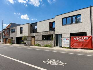 🏡<strong> Energiezuinige nieuwbouwwoningen met 6% BTW mogelijk</strong><br /><br />In het charmante Sint-Eloois-Winkel, deelgemeente van Ledegem, realiseren we deze vier kwalitatieve nieuwbouwwoningen. <br />De ligging combineert een rustige woonomgeving met een uitstekende bereikbaarheid naar Kortrijk en de A17.<br /><br />Deze woningen worden gebouwd volgens hedendaagse normen, met bijzondere aandacht voor energiezuinigheid, comfort en duurzaamheid.<br /><br />⚡ Technische &amp; energetische troeven<br />Nieuwbouw volgens de laatste EPB-normen<br />Zeer energiezuinig karakter met gunstig E-peil (laag EPC)<br />Hoogwaardige isolatie (dak, muren en vloeren)<br />Moderne technieken en installaties<br />Mogelijkheid tot installatie van een warmtepomp<br />Duurzame investering met lage energiekosten op lange termijn<br />👉 <strong>Bovendien kan u, genieten van het verlaagde BTW-tarief van 6% (zowel interessant voor eigen bewoning als voor investeerders).</strong><br /><br />✨ Indeling van de woning<br />Bij het binnenkomen wordt u verwelkomd in een ruime inkomhal met gastentoilet en vestiaire. <br />De lichtrijke leefruimte is opgedeeld in een zitruimte, eetplaats en open keuken. Aansluitend bevindt zich een praktische technische berging.<br />Op de eerste verdieping:<br />* drie volwaardige slaapkamers<br />* tweede berging<br />* apart toilet<br />* badkamer met ligbad én inloopdouche<br /><br />Elke woning beschikt over een privatieve tuin met terras, ideaal om in alle rust te genieten.<br /><br />🔧 Extra mogelijkheden<br />* Garagebox achteraan optioneel aan te kopen<br />* Exterieur nog af te werken door de koper → volledige vrijheid in afwerking en uitstraling<br />* Ideaal als energiezuinige gezinswoning of zorgeloze investering<br /><br />📞 Interesse?<br />Voor meer informatie of een bezoek:<br />📱 Simon – 0498.123.708<br />📧 simon@vicusvastgoed.be