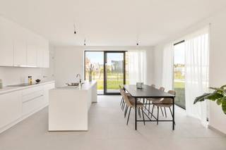 Ontdek VIVEHOF: goedgelegen energieneutrale MODERNE kwalitatieve reeds afgewerkte nieuwbouwwoning (laatste woningen te koop). <br /><br />INDELING: inkom en traphal, toilet, lichtrijke gezellige leefruimte met open geïnstalleerde keuken met eiland, berging en wasplaats, op het verdiep 3 slaapkamers en badkamer. Omheinde tuin met poortje achteraan. <br />Carport en fietsenberging beschikbaar. <br /><br />TROEVEN: zonnepanelen, vloerverwarming, lucht-water warmtepomp, moderne architectuur, kwalitatieve afwerking. <br /><br />Bezoek na afspraak met IMMO BEGUIN: guido@immobeguin.be