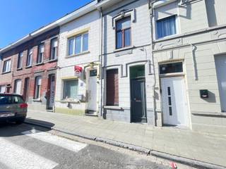 Menen - Ruime woning met 4 slaapkamers in het centrum van Menen te koop.Indeling: leefruimte met open keuken, toilet, badkamer en tuin1ste...