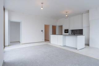 <p>Modern 2-slaapkamer appartement met terras en autostaanplaats.<br />BEN-woning | Beschikbaar: 01/05/2026 | Geen gemeenschappelijke kosten<br /><br /><strong>Bezoek aanvragen</strong>: https://dilegno.mijnhuurprofiel.be/property/8b7c5962-3613-439a-ade4-02011562fe89<br /><br /><strong>Omschrijving:</strong></p>
<p>We betreden dit modern appartement op de 1ste verdieping via de privé trap, dewelke uitgeeft op de inkomhal met apart toilet. Het appartement beschikt over een ruime, lichtrijke woonkamer met open, <span>volledig geïnstalleerde keuken (combi-oven, vaatwasser, koelkast, spoelbak, keramische kookplaat met geïntegreerde dampkap). Aansluitend bevindt zich een berging, dewelke voorzien is van aansluiting voor wasmachine en droogkast. </span><span>Vanuit de woonkamer is er toegang tot het zuid-georiënteerd terras. Als extra geniet de leefruimte van vloerverwarming (warmtepomp).<br /><br /></span>Verder beschikt de woning over een ruime badkamer en twee slaapkamers. <span>De badkamer is uitgerust met zowel inloopdouche als ligbad, en badkamermeubel met dubbele wastafel. </span>Tevens beschikt deze woning over een autostaanplaats.<br /><br /><strong>Algemeen:</strong><br />- BEN-woning: geschat E-peil 30 of lager<br />- Terras<br />- Autostaanplaats<br />- Vloerverwarming<br />- Warmtepomp<br />- Ventilatiesysteem D<br />- Géén gemeenschappelijke kosten!</p>