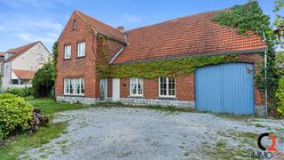 Karaktervolle te renoveren langgevelwoning met 4 slpks en tal van mogelijkheden op wandelafstand van het centrum van Tessenderlo-HamDe indeling is...