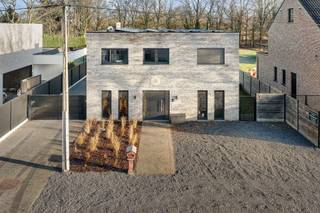 <p><span>Moderne en recent (2018) gebouwde OB met maar liefst 5 slaapkamers gelegen op een ruim en zonnig perceel van 13a46ca te Paal. </span></p><p><span> </span></p><p><span>Belangrijkste troeven: </span></p><p><span>- Centrale ligging in de nabijheid van de autosnelweg (E313) en ideaal gelegen dichtbij de B-Mine</span></p><p><span>- Kwalitatief afgewerkt en uitstekend onderhouden</span></p><p><span>- 5 slaapkamers </span></p><p><span>- Zonnepanelen (34 stuks) en 2 slimme thuisbatterijen van elk 11 kWh, TOP!!! EPC= 2</span></p><p><span>- Overal vloerverwarming</span></p><p><span>- Ruime zonnig georiënteerde en volledig omheinde tuin</span></p><p><span>- Elektrische rolluiken</span></p><p><span>- Dubbele garage (40m²)</span></p><p><span> </span></p><p><span>Bekijk zeker ook de 3D virtuele rondleiding en de grondplannen met de afmetingen. Zo krijgt u van thuis uit al een perfect beeld van wat deze woning te bieden heeft!</span></p><p><span> </span></p><p><span>Wenst u meer info of een vrijblijvende bezichtiging, contacteer dan ons kantoor op het nummer 011 85 15 15 en wij helpen u graag verder. </span></p>