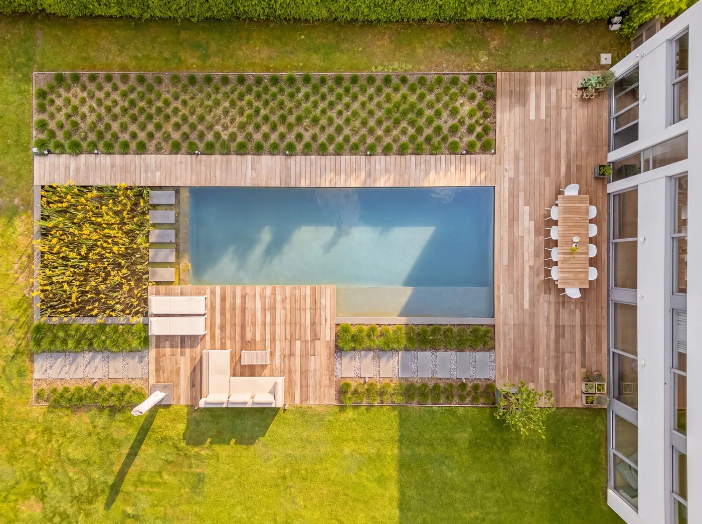 Strakke architecturale villa met zwemvijver op 1.540 m² - foto 4