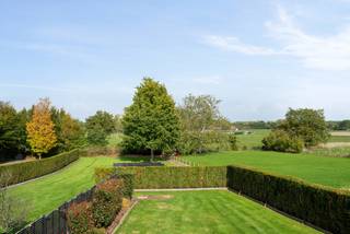 Deze stijlvolle en volledig gerenoveerde villa is gelegen op een royaal perceel met straatbreedte van +- 41m en een oppervlakte van 3.299m2.De villa...