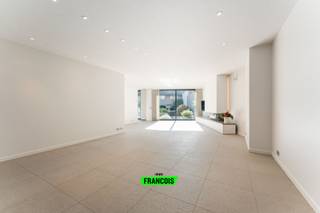 INSTAPKLARE EN UITZONDERLIJK RUIME WONING MET PROFESSIONELE RUIMTE EN MOGELIJKHEID TOT KANGOEROEWONEN vanaf 449.000€<br /><br />Deze verzorgde en ruime woning met EPC-label B biedt een ideale combinatie van aangenaam wonen en werken thuis. De afzonderlijke kantoor- of praktijkruimte maakt het pand bijzonder geschikt voor vrije beroepen en diverse professionele activiteiten, zoals een medische of paramedische praktijk, consultancy, schoonheidszorgen,...<br /><br />Binnen geniet je van een aangename, lichtrijke leefomgeving. De ruime woonkamer met haard sluit naadloos aan op de gezellige eetruimte en de volledig ingerichte keuken. De woning beschikt daarnaast over volwaardige slaapkamers, waaronder een bijzonder ruime master bedroom met dressing en eigen badkamer. Een tweede badkamer, diverse polyvalente ruimtes en een royale zolder zorgen voor extra comfort en gebruiksmogelijkheden.<br /><br />Ook op technisch en praktisch vlak heeft deze woning heel wat te bieden. Zo werd gekozen voor een hoogwaardige afwerking en is er reeds een liftkoker voorzien. Een ruime garage zorgt bovendien voor de nodige parkeergelegenheid en extra bergruimte.<br /><br />Dankzij de praktische indeling biedt deze eigendom bovendien mogelijkheden voor kangoeroewonen of een combinatie van privé- en professioneel gebruik.<br /><br />Benieuwd naar alle mogelijkheden die deze woning te bieden heeft of wilt u weten wat u woning waard is? Contacteer ons via 051 47 48 47 of Tielt@immofrancois.be.