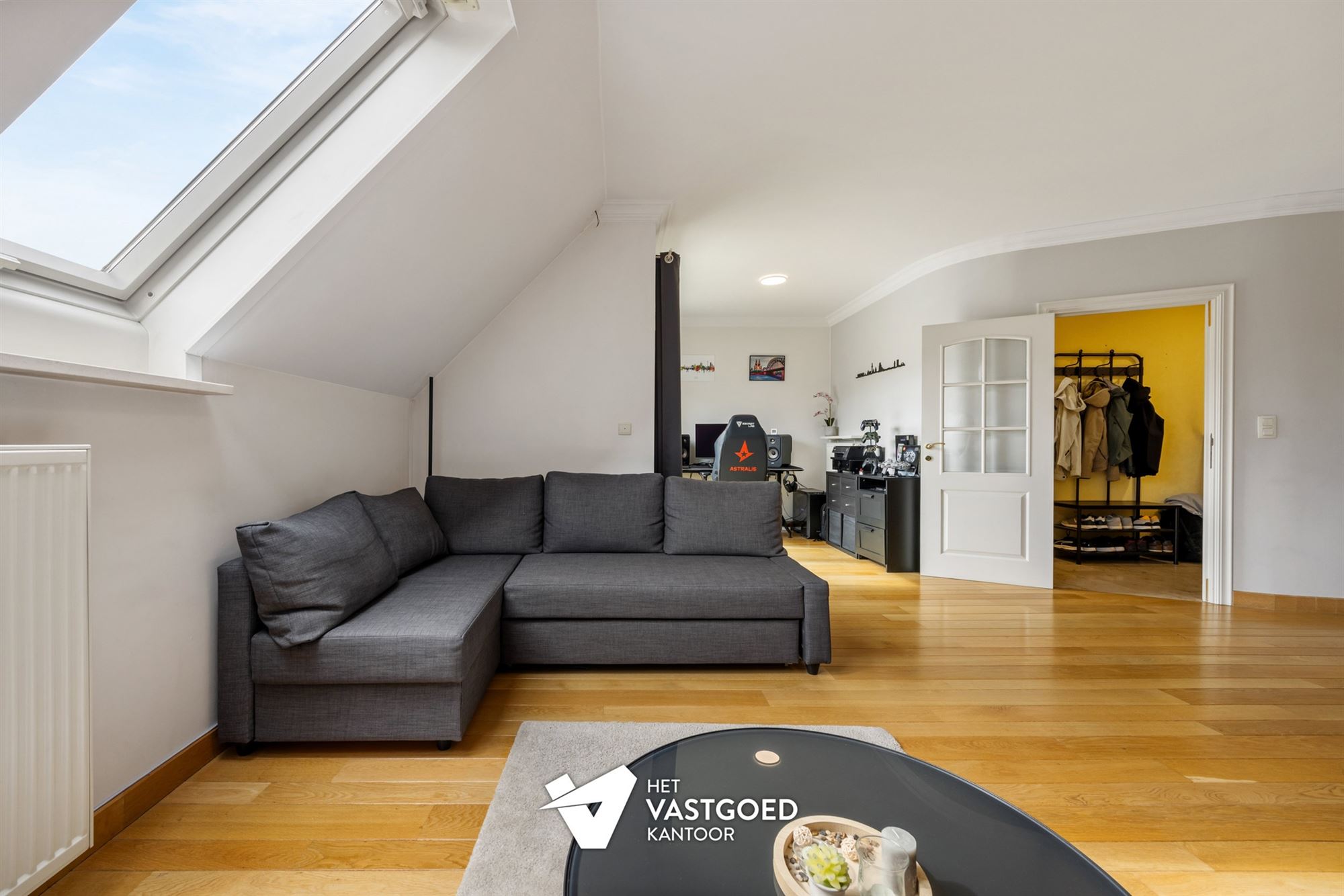 ZEER RUIM DUPLEX APPARTEMENT MET BIJHORENDE AFGESLOTEN GARAGEBOX EN 2 STAANPLAATSEN IN HET CENTRUM VAN OOSTHAM - foto 4