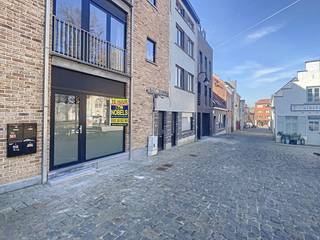 Deze handelsruimte is gelegen op een TOPLOCATIE gelegen aan de PASSAGE. Naast zijn UITERST GUNSTIGE LIGGING kent het pand VOLDOENDE VISIBILITEIT!Het...