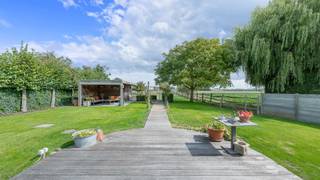 Fantastische villa op een groot en zonnig perceel van 1362 m², rustig gelegen in een doodlopende straat van een mooie villawijk. Zonder twijfel één van de beste locaties te Knokke-Heist.<br /><br />Deze tot in de puntjes verzorgde villa werd kwalitatief gebouwd en is mee met de hedendaagse energienormen. Zo werd de villa uitgerust met 34 zonnepanelen en wordt de villa verwarmd a.d.h.v. een warmtepomp, gekoppeld aan de vloerverwarming (zowel beneden als boven). Verder geniet de villa een grote inpandige garage met laadpunt en voldoende parking op het perceel zelf. <br /><br />Naast de vele troeven die deze villa te bieden heeft is de tuin misschien wel de mooiste troef. Een ongelooflijk mooie tuin, prachtig aangelegd en genietend van heerlijke zichten op de velden. Vrij zeldzaam op grondgebied Knokke-Heist.<br /><br />De villa beschikt over een uitzonderlijk woonvolume (312 m²) en werd als volgt ingedeeld: een grote inkomhal met 5m28 plafondhoogte en een aparte bureau of logeerkamer. Via een dubbele glazen deur komt u terecht in een schitterende woonkamer opgedeeld in een zit- en eetplaats en een volledig uitgeruste leefkeuken met rechtstreekse toegang naar de tuin. Naast de keuken nog een praktische bijkeuken/wasplaats en toegang naar een grote &amp; brede inpandige garage. Boven zijn er 3 volwaardige slaapkamers (waarvan 1 met zijn eigen walk-in dressing), een apart toilet en een royale badkamer met douche, bad en sauna. Grote en verzorgde opbergzolder op de derde bouwlaag.<br /><br />Op het perceel zelf nog 2 regenputten, 2 zonneluifels, een alarmsysteem, voldoende parking en meerdere terrassen in de zon. Absoluut een bezoek waard.<br /><br />Bezoeken of meer informatie?<br />Contacteer Sacha Vanrafelghem op GSM 0487/43.79.10.