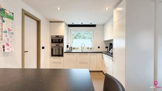 Bij ImmoFusion 7/7 “open huis” : klik op onze 3D-TOUR.Deze prachtige, instapklare woning met garage en volledig omheinde tuin straalt klasse, comfort...