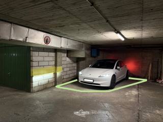 Bent u op zoek naar een veilige en praktische parkeeroplossing in het hart van Sint-Niklaas? Dan is deze ruime ondergrondse parkeerplaats precies...