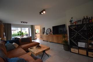 Deze halfopen woning met inpandige garage is gelegen op wandelafstand van het centrum van de landelijke parochie Doomkerke, deelgemeente van Ruiselede, op een rustig woonerf met vlotte toegang tot de rustgevende Vorte Bossen.<br />Vooraan de woning zijn twee autostaanplaatsen. Achteraan ligt een onderhoudsvriendelijke zuidgerichte tuin met terras.<br /><br />Indeling:<br />Glv: Inkomhal - gastentoilet - leefruimte - keuken voorzien van vaatwasmachine, koelkast, dubbele spoelbak, kookplaat, dampkap, combi-oven - berging.<br /><br />1e V: nachthal met toegangsluik tot de zolder - 3 slaapkamers - badkamer voorzien van dubbele lavabo, bad en inloopdouche - apart toilet.<br /><br />Algemeen:<br />- EPC 3 - E2<br />- Energiezuinige woning<br />- Vloerverwarming op basis van warmtepomp - zowel op gelijkvloers als op eerste verdieping<br />- Zonnepanelen aanwezig <br />- Regenwaterput aanwezig van 10 000 liter<br />- Mogelijkheid tot overname gordijnen en kast master bedroom van huidige huurder<br />- Beschikbaar vanaf 01/11/2026<br /><br />Huurprijs: € 1045/maand.<br />