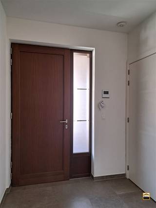 <p><span>ERKENDE ASSISTENTIEWONING in parkomgeving met ondersteunend <br />dienstverleningsaanbod</span><span><br /><br />Deze assistentiewoning is gelegen op de eerste verdieping van een rustige residentie.<br />De aangename parkomgeving zorgt voor een gevoel van rust. De gunstige ligging biedt een<br />goede bereikbaarheid van de nodige voorzieningen. U bent in de nabijheid van winkels, horeca,<br />gemeentediensten en de huisartsenpraktijk.<br /><br />Het betreft een erkende assistentiewoning. Deze eenheid is op dit moment verhuurd, hetgeen<br />deze aankoop ook zeker interessant maakt als belegging. Op de gelijkvloerse verdieping is een<br />gemeenschappelijke ontmoetingsruimte voorzien.<br /></span><span><br />Enkele specifieke kenmerken:</span></p><ul><li><span>E-peil: E60</span></li><li><span>Vloerverwarming op aardgas</span></li></ul><ul><li><span>Ventilatiesysteem type C+ </span></li><li><span>Gebouw werd uitgerust met een lift </span></li><li><span>De assistentiewoning beschikt over een kelderberging.</span></li></ul><p><span> </span></p><p><span>Wenst U meer informatie over deze erkende assistentiewoning of een bezichtiging?<br />Contacteer ons via 012 26 22 05 of <span>info@hetimmohuis.be</span></span></p><p><span> </span></p>