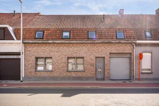 We komen binnen via de inkomhal met vestiaire en rechtstreekse toegang tot de grote garage. Daarna stap je de ruime leefruimte in, met een...