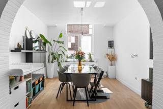 * 4 slaapkamers en ruime badkamer       * Lichtrijke leefruimte met hoge plafonds       * Instapklaar en energiezuinig       * Rustig gelegen, toch...