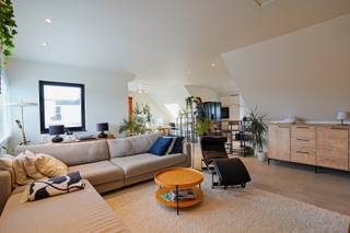 Deze residentie met hedendaagse architectuur geeft u alle comfort en dit op wandelafstand van station en centrum van het bruisende Puurs. Het appartement is compleet afgewerkt en bovendien zeer energiezuinig. Het beschikt over een ruime woonkamer met open keuken voorzien van alle comfort, een ruim zuid-gericht terras, voldoende bergruimte, 2 slaapkamers en een badkamer voorzien van een inloopdouche. Daarnaast is er een kelderberging en parking inbegrepen in de prijs. Het appartement is toegankelijk met een lift.<br />Huurprijs: 1.175 euro + 100 euro gemeenschappelijke kosten<br />Voor meer info bel 052/41.41.94 of info@rosiersderidder.be<br />referentie: 5683