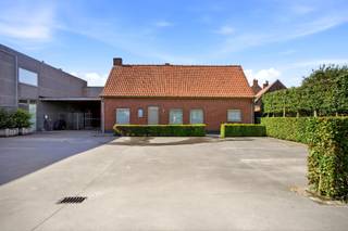 Op zoek naar een eigendom met tal van mogelijkheden? Deze unieke combinatie van handelsruimte en ruime woonst in het landelijke Westrozebeke biedt een uitzonderlijke opportuniteit voor wie wonen en werken wil combineren op één locatie. Deze eigendom heeft een totale perceeloppervlakte van maar liefst 7.822 m² en een bewoonbaar oppervlakte van 175m². <br /><br />De woning omvat een praktische indeling met een leefruimte, keuken, badkamer, 1 kamer beneden, 3 volwaardige slaapkamers en een extra vouteruimte die perfect kan dienen als stockage of hobbyruimte.<br /><br />Ook op vlak van ontspanning heeft deze eigendom heel wat te bieden. In de tuin bevindt zich een sfeervol poolhouse van 40 m² met aansluitend een zwembad van 32 m² — de ideale plek om in alle rust te genieten van het buitenleven.<br /><br />Naast de woning bevinden zich verschillende multifunctionele bijgebouwen, waaronder een overdekte carport (71m²), ruime hangaar (242m²)én een tweede hangaar met ingerichte winkelruimte (546m²). Hierdoor leent dit pand zich uitstekend voor zelfstandigen, ondernemers of wie nood heeft aan veel opslag- en werkruimte.<br /><br />Dankzij de royale oppervlakte, de combinatie van wonen en werken én de vele mogelijkheden is dit een eigendom met uitzonderlijk potentieel voor zowel privégebruik als professionele doeleinden.<br /><br />📞 Interesse? Contacteer Thijs, Friedel of Nina:<br />📲 051 57 54 61<br />📧 thijs@grouptrybou.be | friedel@grouptrybou.be | nina@grouptrybou.be