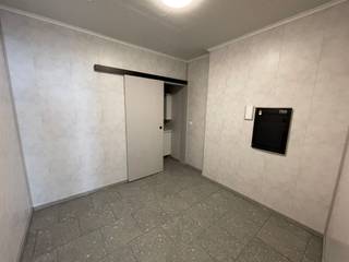 <p><span>Centrally located studio with utilities included.  Living room with open, fully equipped kitchen, bedroom, bathroom.  EPC 176 kWh/m².  Common area fees: 25 euros/month.  Available immediately.   For more information or to schedule a viewing, call 056.21.58.00 or visit www.immo-lvb.be to book an appointment online.</span></p>