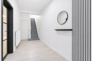<p>In het hart van Eeklo bevindt zich deze <u><strong>prachtige, volledig gerenoveerde woning </strong></u>die <strong>modern wooncomfort</strong> perfect combineert met een centrale ligging. Achter deze gevel schuilt een lichtrijke en instapklare thuis waar kwaliteit en afwerking centraal staan.</p>

<p>De woning beschikt over <u>vier volwaardige slaapkamers</u>, ideaal voor een gezin of voor wie extra ruimte wenst voor een bureau, hobbykamer of dressing. De renovatie werd met oog voor detail uitgevoerd, waarbij hedendaagse materialen en een frisse, moderne uitstraling zorgen voor een aangename en warme sfeer.</p>

<p>De leefruimte sluit naadloos aan op de moderne keuken, die volledig is uitgerust en uitnodigt tot gezellige momenten met familie en vrienden. via een schuifraam is de <u>leuke stadstuin</u> bereikbaar.</p>

<p>Dankzij de centrale ligging bevinden winkels, scholen, horeca en openbaar vervoer zich op wandelafstand, wat deze woning niet alleen comfortabel maar ook bijzonder praktisch maakt.</p>

<p>Kortom, een unieke kans voor wie op zoek is naar een instapklare, moderne woning met ruimte, licht en een toplocatie in Eeklo.</p>
