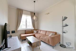 Deze instapklare woning biedt comfort en functionaliteit.<br />Via de voordeur komt u binnen in de inkomhal, die enerzijds toegang geeft tot de leefruimte en anderzijds tot de praktische kelder. Het gelijkvloers omvat verder een keuken, badkamer, apart toilet en veranda. <br /><br />Op de eerste verdieping bevinden zich een ruime slaapkamer met ingebouwde kast en een tweede kamer die kan dienen als slaapkamer, hobbykamer of bureau. De geïsoleerde zolder is bereikbaar via een zolderluik en geniet van natuurlijk licht.<br /><br />De woning beschikt over een ruime garage met carport en voldoende parkeermogelijkheden op de oprit, toegankelijk via de geautomatiseerde poort. Achter de garage bevindt zich nog een groenzone.<br /><br />O.a.: <br />- Geen renovatieverplichting <br />- Conforme elektrische keuring.