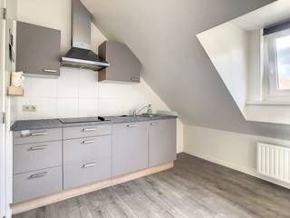 Cet appartement mansardé comprend un salon, une cuisine, une salle de bains, un débarras/buanderie, une chambre et une place de...