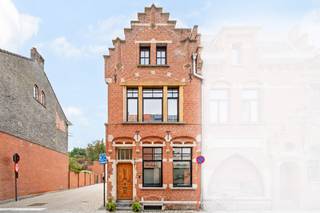 Sommige woningen hebben een verhaal. Deze heeft er twee: dat van een herenhuis van begin vorige eeuw, en dat van een renovatie uit 2018 die het karakter met zorg bewaarde.<br /><br />Je stapt binnen via een inkomhal met cementtegels en een authentieke trap. Vooraan is er ruimte voor je eigen zaak of praktijk: vandaag een kapsalon, met in de kelder een behandelruimte. Achteraan kom je thuis in een lichte woonkamer met open keuken, waar hoge deuren openen naar een groene stadstuin.<br /><br />Boven wacht een ruime slaapkamer, dressing en een badkamer met vrijstaand bad. Op de tweede verdieping zijn er nog twee slaapkamers. Vloerverwarming, driedubbele beglazing en domotica maken het af.<br /><br />Troeven:<br />-Wonen en werken onder één dak: ruimte vooraan en een ingerichte kelder<br />-Volledig gerenoveerd in 2018, met behoud van hoge plafonds, sierlijsten en cementtegels<br />-Comfort van vandaag: vloerverwarming, driedubbele beglazing en domotica<br />-Groene stadstuin met zij-ingang<br />-Centrale ligging in Hamme<br /><br />Praktisch<br />In het centrum van Hamme, op wandelafstand van Park Kerkwijck, supermarkten, apotheek, scholen, kinderopvang en openbaar vervoer. Een garage huren is mogelijk.<br /><br />Voor meer info, contacteer Sam op 0475 22 23 22 of sam@woonvast.be.