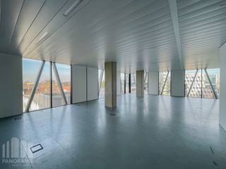 Op het bedrijvige Westwing Park te Roeselare bevindt zich deze instapklare nieuwbouwkantoorruimte met een oppervlakte van ca. 238 m² te koop.<br /><br />De lichtrijke kantoorruimte is voorzien van sanitair, een verhoogde computervloer en een verlaagd akoestisch plafond met geïntegreerde verlichting, ventilatie en verwarming/koeling. Een dubbele toegang biedt extra flexibiliteit en gebruiksgemak. De ruimte kan flexibel worden ingedeeld in 6 afzonderlijke kantoor- en/of vergaderruimtes.<br /><br />Daarnaast beschikt het kantoor over twee ondergrondse parkeerplaatsen, uitgerust met laadpalen en zijn er vier bovengrondse parkeerplaatsen in de parkeertoren beschikbaar. (Prijs inclusief parkeerplaatsen.)<br /><br />Deze lichtrijke kantoorruimte is onmiddellijk beschikbaar en geniet van een strategische ligging langs de E403, in de nabijheid van AZ Delta en het C-Hotel Westwing, wat zorgt voor een uitstekende bereikbaarheid en visibiliteit. Westwing Tower onderscheidt zich door zijn sterke focus op duurzaamheid en innovatie en is het eerste kantoorgebouw in West-Vlaanderen dat het BREEAM Outstanding-certificaat heeft behaald.<br /><br />Contacteer PANORAMA B2B voor meer inlichtingen, plannen of een vrijblijvend plaatbezoek 0479 01 70 70.